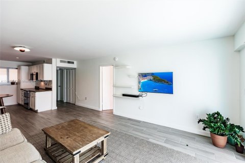 Condo in Miami Beach, Florida, 1 bedroom  № 1352199 - photo 12