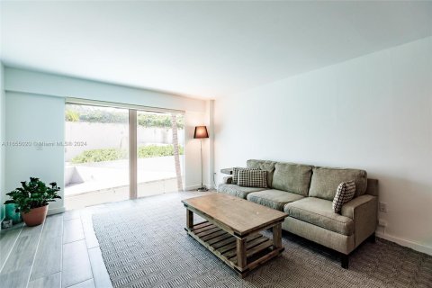 Condo in Miami Beach, Florida, 1 bedroom  № 1352199 - photo 10