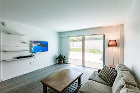 Condo in Miami Beach, Florida, 1 bedroom  № 1352199 - photo 11