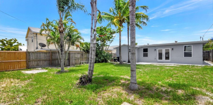 House in Lake Worth, Florida 3 bedrooms, 151.06 sq.m. № 1231313