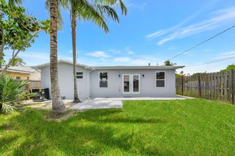 House in Lake Worth, Florida 3 bedrooms, 151.06 sq.m. № 1231313 - photo 5