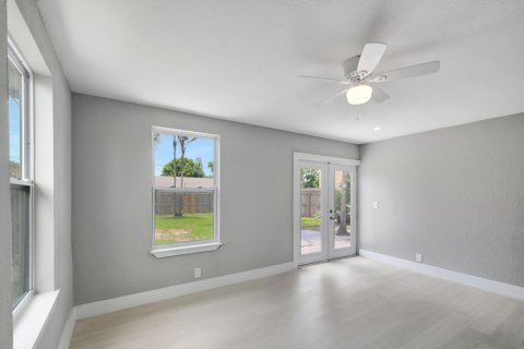 House in Lake Worth, Florida 3 bedrooms, 151.06 sq.m. № 1231313 - photo 24