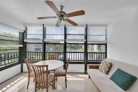 Copropriété à vendre à Tamarac, Floride: 2 chambres, 117.99 m2 № 1049998 - photo 19