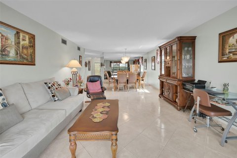 Condo in Tamarac, Florida, 2 bedrooms  № 1049998 - photo 20