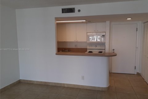 Condo in Miami, Florida, 1 bedroom  № 1095380 - photo 3