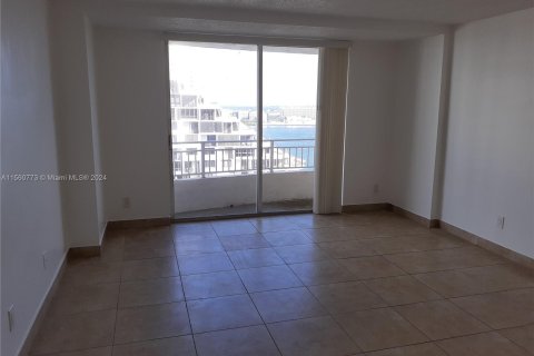 Condo in Miami, Florida, 1 bedroom  № 1095380 - photo 2