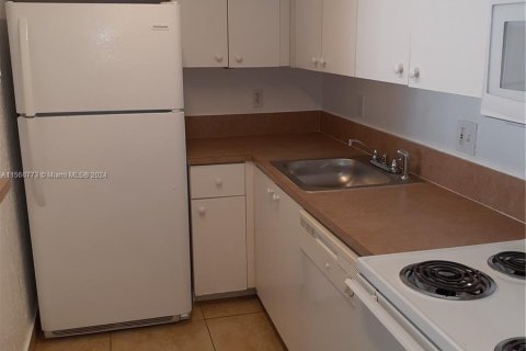 Condo in Miami, Florida, 1 bedroom  № 1095380 - photo 6