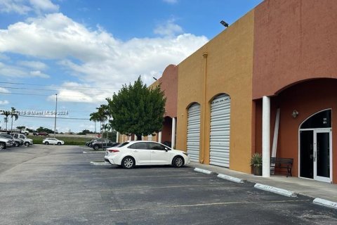 Commercial property in Hialeah, Florida № 1241381 - photo 2