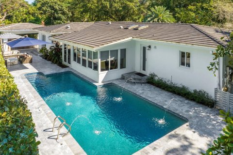 House in Coral Gables, Florida 4 bedrooms, 227.61 sq.m. № 1021828 - photo 5