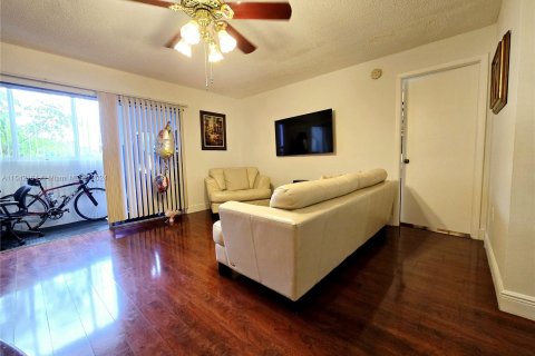 Condo in North Lauderdale, Florida, 1 bedroom  № 1037659 - photo 1