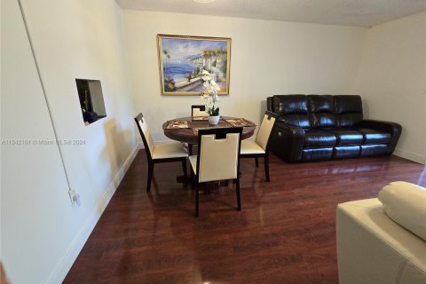 Condominio en venta en North Lauderdale, Florida, 1 dormitorio, 80.82 m2 № 1037659 - foto 9
