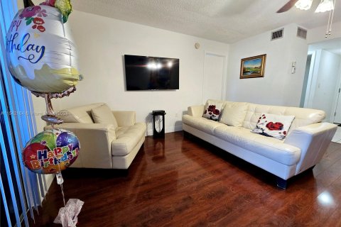 Condominio en venta en North Lauderdale, Florida, 1 dormitorio, 80.82 m2 № 1037659 - foto 14
