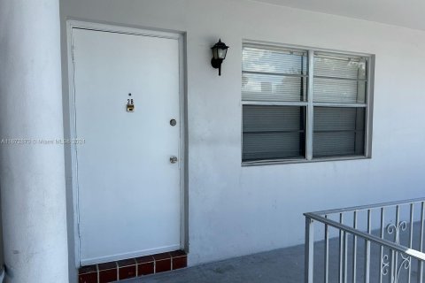 Apartamento en alquiler en Hollywood, Florida, 2 dormitorios № 1396252 - foto 2