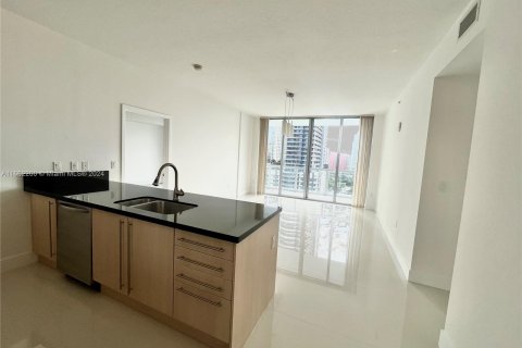 Condo in Miami, Florida, 2 bedrooms  № 1345310 - photo 2