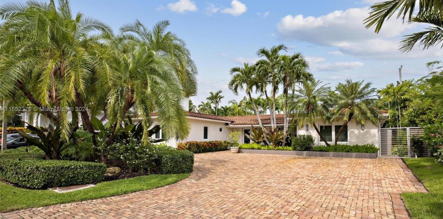 House in Key Biscayne, Florida 5 bedrooms, 215.53 sq.m. № 1345311