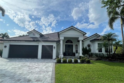 House in Davie, Florida 4 bedrooms, 246.1 sq.m. № 1077271 - photo 1