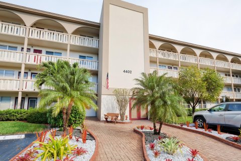 Condo in Coconut Creek, Florida, 2 bedrooms  № 1171379 - photo 1