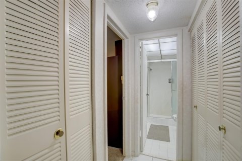 Condo in Lauderhill, Florida, 2 bedrooms  № 1171333 - photo 16