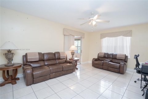 House in Miramar, Florida 5 bedrooms, 207.17 sq.m. № 1049370 - photo 16