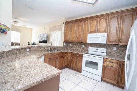 House in Miramar, Florida 5 bedrooms, 207.17 sq.m. № 1049370 - photo 19