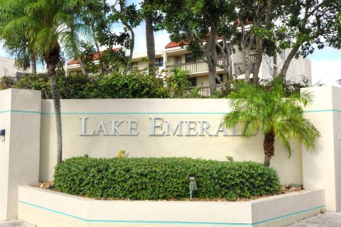 Condo in Oakland Park, Florida, 2 bedrooms  № 1208725 - photo 1