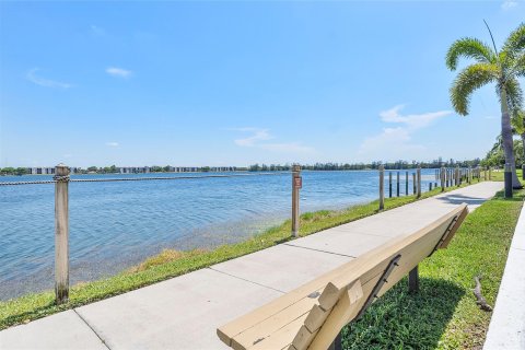 Condo in Oakland Park, Florida, 2 bedrooms  № 1208725 - photo 23