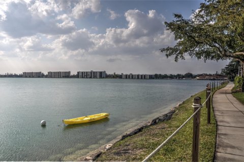 Condo in Oakland Park, Florida, 2 bedrooms  № 1208725 - photo 16