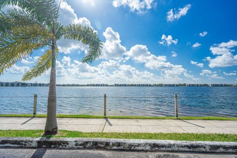 Condo in Oakland Park, Florida, 2 bedrooms  № 1208725 - photo 22