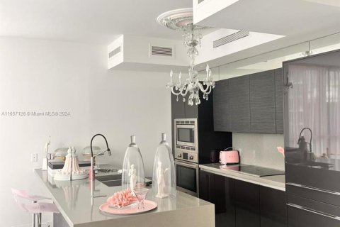 Apartamento en alquiler en Miami, Florida, 2 dormitorios, 105.35 m2 № 1357183 - foto 1