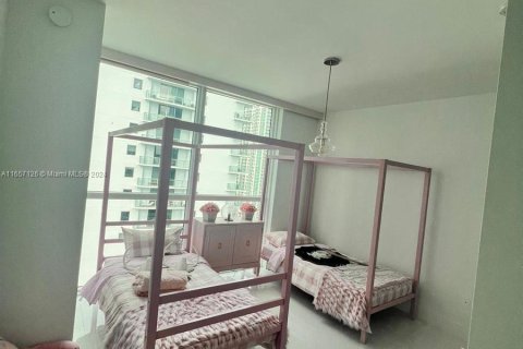 Apartamento en alquiler en Miami, Florida, 2 dormitorios, 105.35 m2 № 1357183 - foto 3