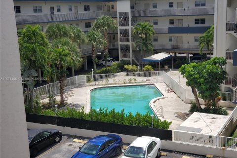 Condominio en venta en North Miami Beach, Florida, 1 dormitorio, 86.4 m2 № 1333583 - foto 8