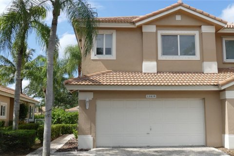 Villa ou maison à vendre à Pembroke Pines, Floride: 3 chambres, 156.73 m2 № 1331345 - photo 1