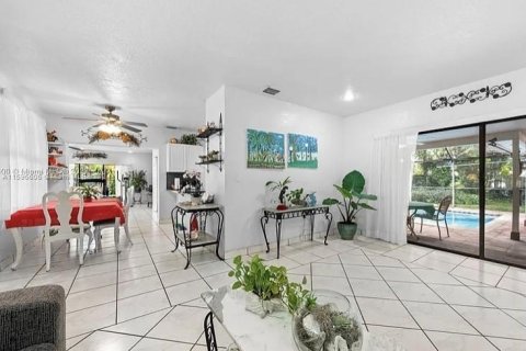 Casa en venta en Cutler Bay, Florida, 3 dormitorios, 165.18 m2 № 1206440 - foto 5