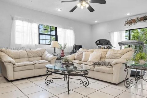 Casa en venta en Cutler Bay, Florida, 3 dormitorios, 165.18 m2 № 1206440 - foto 7