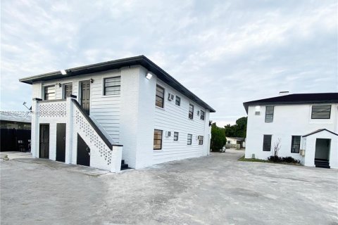Immobilier commercial à vendre à Hialeah, Floride: 672.52 m2 № 1019751 - photo 4