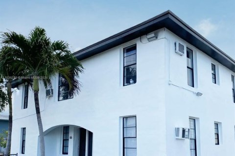 Immobilier commercial à vendre à Hialeah, Floride: 672.52 m2 № 1019751 - photo 3