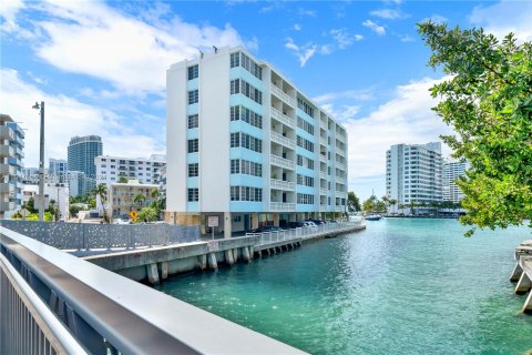 Condominio en venta en Miami Beach, Florida, 1 dormitorio, 67.17 m2 № 1329740 - foto 2