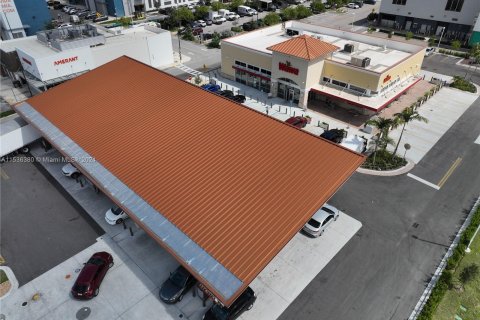 Commercial property in Hialeah, Florida № 1019552 - photo 1