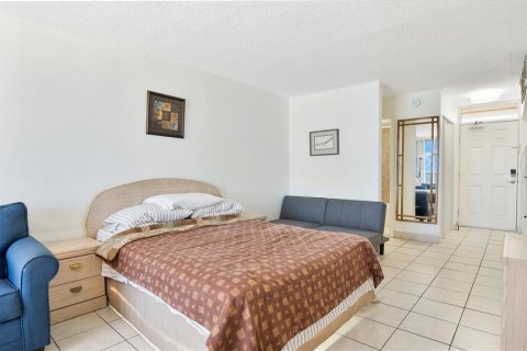 Condo in Daytona Beach, Florida, 1 bedroom  № 1380674 - photo 8