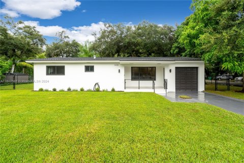 House in Miami, Florida 3 bedrooms, 124.67 sq.m. № 1331150 - photo 1