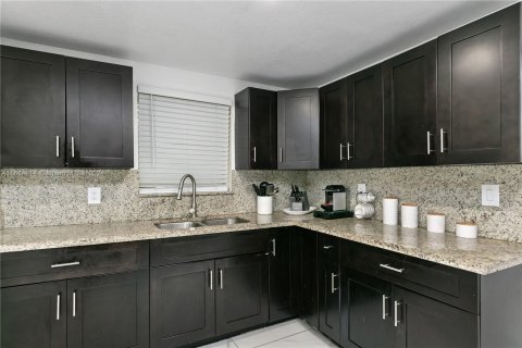 Casa en venta en Hialeah, Florida, 5 dormitorios, 198.44 m2 № 1377091 - foto 16