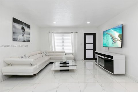 Villa ou maison à vendre à Hialeah, Floride: 5 chambres, 198.44 m2 № 1377091 - photo 7