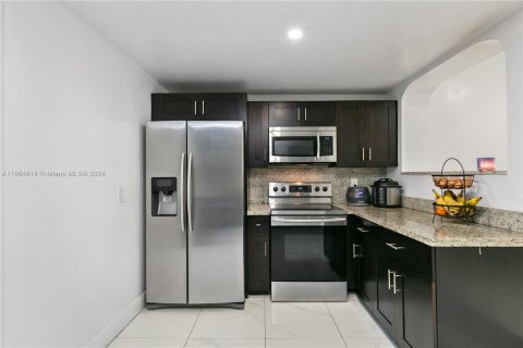 Casa en venta en Hialeah, Florida, 5 dormitorios, 198.44 m2 № 1377091 - foto 15