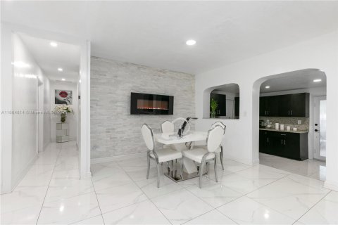 Casa en venta en Hialeah, Florida, 5 dormitorios, 198.44 m2 № 1377091 - foto 9