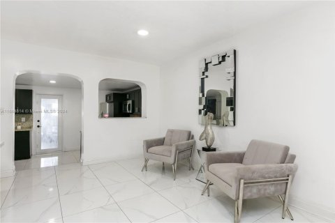 Villa ou maison à vendre à Hialeah, Floride: 5 chambres, 198.44 m2 № 1377091 - photo 12