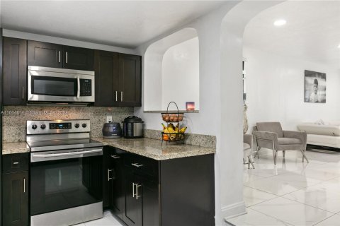 Casa en venta en Hialeah, Florida, 5 dormitorios, 198.44 m2 № 1377091 - foto 14