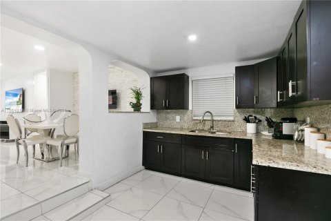 House in Hialeah, Florida 5 bedrooms, 198.44 sq.m. № 1377091 - photo 17