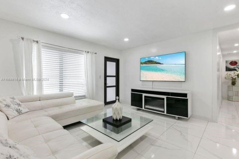 Villa ou maison à vendre à Hialeah, Floride: 5 chambres, 198.44 m2 № 1377091 - photo 6