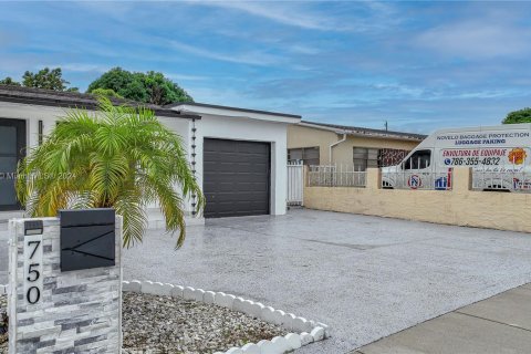 Casa en venta en Hialeah, Florida, 5 dormitorios, 198.44 m2 № 1377091 - foto 4