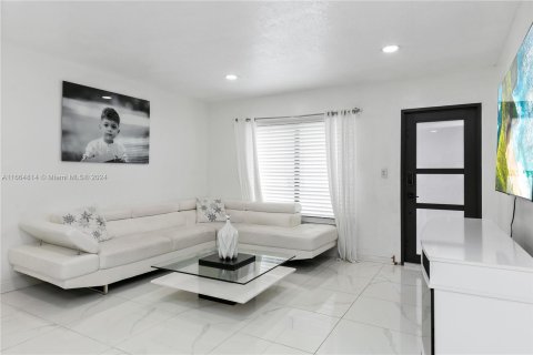 Casa en venta en Hialeah, Florida, 5 dormitorios, 198.44 m2 № 1377091 - foto 5